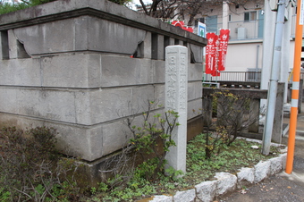 久米長久寺近くの石柱