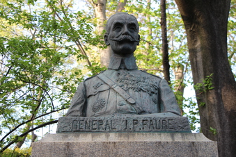 フォール大佐の像