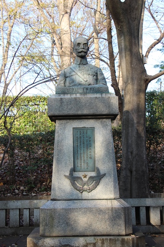フォール大佐の像