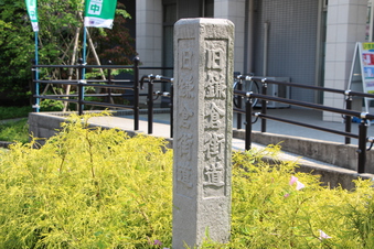 新所沢駅付近の石柱