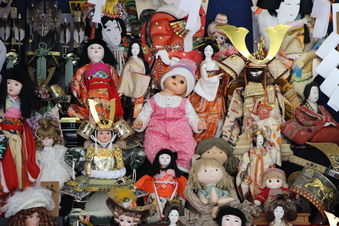 沢山の人形が集まる風景#388525